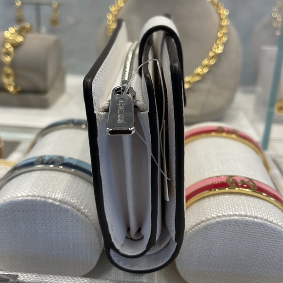 Michael Kors Medium Saffiano Leather Bifold Wallet
Optic White
NWT - Picture 7 of 16